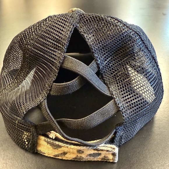 Unknown Brand Cheetah print distressed hat with ponytail slots - Picture 2 of 3